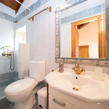 Sleeps 6 With Pool And Air Con Villa