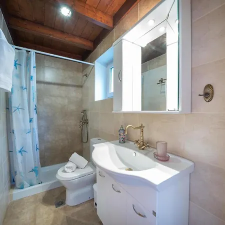 Villa Sleeps 6 With Pool And Air Con Defaranata