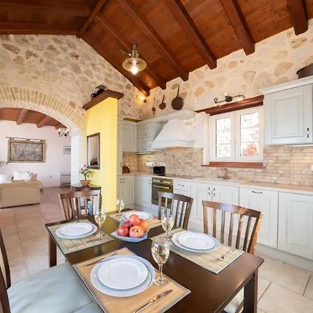 Sleeps 6 With Pool And Air Con Villa Defaranata