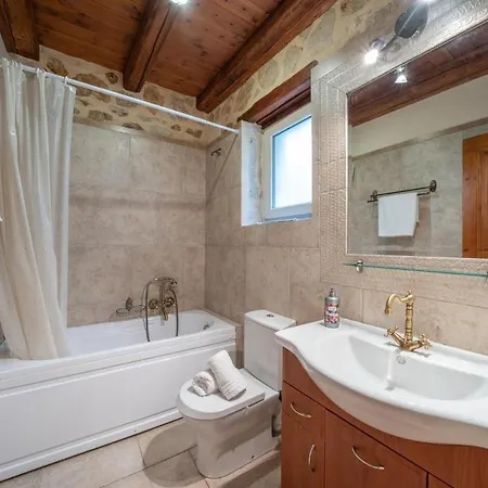 Sleeps 6 With Pool And Air Con Villa Defaranata